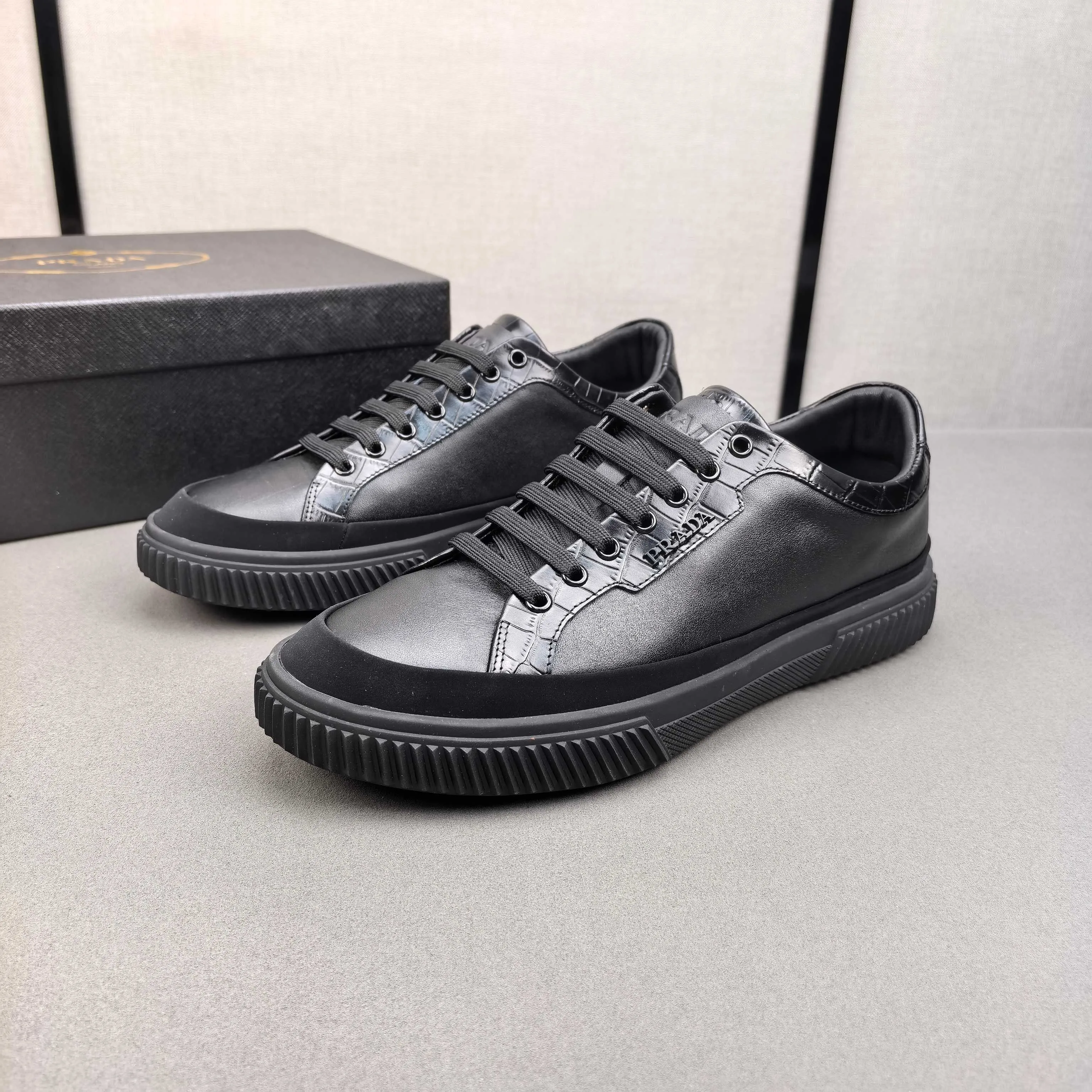 PP400👟👟👟Prada set off the audience! Prada, an international brand that is constantly innovating, this men's casual shoe, the original version, made of cowhide leather at a ratio of one to one at the store, with leather feet and rubber non-slip outsole, breathable and comfortable, quality speaks for itself👄38-44